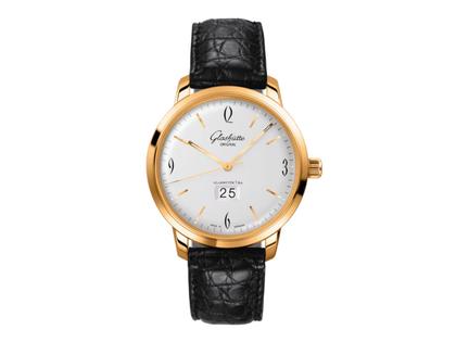 Glashütte Original Sixties Panoramadatum Automatik Roségold 42mm silbernes Zifferblatt schwarzes Lederband – Herrenuhren Uhr mit Datum aus 750 Rotgold. Das Gehäuse ist rund und roségold. Das Lederarmband Kroko / Alligator ist schwarz. Das Zifferblatt ist arabisch Index und silber.