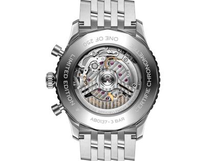 Breitling Navitimer B01 Chronograph 46 Edelstahl graues Zifferblatt Metallband – Herrenuhren Chronograph aus Edelstahl. Das Gehäuse ist rund und silber. Das Edelstahlarmband ist silber. Das Zifferblatt ist ein Index in grau. – Ansicht 4