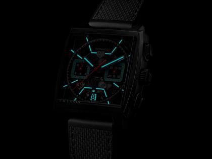 TAG Heuer Monaco Chronograph Automatik Titan 39mm skelettiertes Zifferblatt schwarzes Kautschuk-Lederband – Herrenuhren Chronograph aus DLC beschichtet und Titan. Das Gehäuse ist quadratisch und schwarz. Das Kautschuk / Kunststoff / Silikon Armband ist schwarz. Das Zifferblatt ist ein Index in schwarz. – Ansicht 6