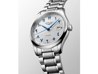 Longines Master Collection Arabic Dial Automatik Edelstahl 41mm silbernes Zifferblatt Metallband – Herrenuhren Uhr mit Datum aus Edelstahl. Das Gehäuse ist rund und silber. Das Edelstahlarmband ist silber. Das Zifferblatt ist arabisch und silber. – Ansicht 3