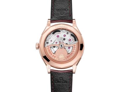 Omega Constellation Observatory Automatik Rotgold 39mm rotgoldenes Zifferblatt rotes Lederband – Herrenuhren Uhr ohne Datum aus 750 Rotgold und Leder. Das Gehäuse ist rund und rotgold. Das Lederarmband Kroko / Alligator ist rot. Das Zifferblatt ist ein Index in rotgold. – Ansicht 2