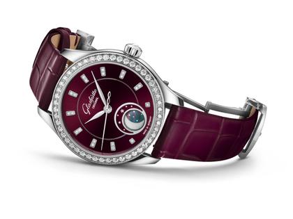 Glashütte Original Lady Serenade Luna Purpursamt Automatik Edelstahl 32,5mm violettes Zifferblatt violettes Lederband – Damenuhren Uhr ohne Datum aus 750 Weißgold, Edelstahl und Leder. Das Gehäuse ist rund und silber. Das Lederarmband Kroko / Alligator ist lila. Das Zifferblatt ist ein Index in lila. – Ansicht 2