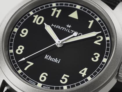 Hamilton Khaki Field Quartz Edelstahl 38mm schwarzes Zifferblatt schwarzes NATO-Textilband – Herrenuhren Uhr ohne Datum aus Edelstahl. Das Gehäuse ist rund und grau. Das Textilarmband ist schwarz. Das Zifferblatt ist ein Index in schwarz. – Ansicht 4