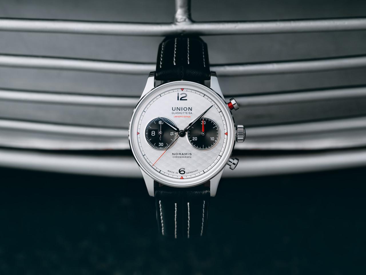 Union Glashütte Noramis Chronograph Sachsen Classic 2025 Limited Edition Automatik Edelstahl 42mm silberfarbenes Zifferblatt schwarzes Lederband – Herrenuhren Chronograph aus Edelstahl und Leder. Das Gehäuse ist rund und silber. Das Lederarmband ist schwarz. Das Zifferblatt ist arabisch Index und silber. – Ansicht 4