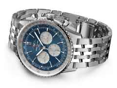 Breitling Navitimer B01 Chronograph 46 Edelstahl blaues Zifferblatt Metallband – Herrenuhren Chronograph aus Edelstahl. Das Gehäuse ist rund und silber. Das Edelstahlarmband ist silber. Das Zifferblatt ist ein Index in blau. – Ansicht 2