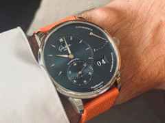 Glashütte Original PanoReserve Handaufzug Edelstahl 40mm blaues Zifferblatt oranges Textilband – Herrenuhren Uhr mit Datum aus Edelstahl. Das Gehäuse ist rund und silber. Das Textilarmband ist orange. Das Zifferblatt ist ein Index in blau. – Ansicht 2