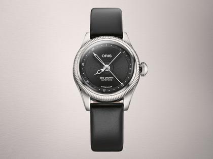 Oris Big Crown Pointer Date Automatik Edelstahl 29mm schwarzes Zifferblatt schwarzes Lederband – Damenuhren Uhr mit Datum aus Edelstahl. Das Gehäuse ist rund und silber. Das Lederarmband ist schwarz. Das Zifferblatt ist ohne Zeichen und schwarz. – Ansicht 2