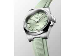 Longines Conquest Automatik Edelstahl 34mm grünes Zifferblatt grünes Kautschukband – Damenuhren Uhr mit Datum aus Edelstahl und Kautschuk. Das Gehäuse ist rund und silber. Das Kautschuk / Kunststoff / Silikon Armband ist grün. Das Zifferblatt ist ein Index in grün. – Ansicht 2