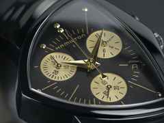 Hamilton Ventura L Chrono Quartz Edelstahl PVD-Schwarz 32x51mm schwarzes Zifferblatt Lederband – Herrenuhren Chronograph aus Edelstahl, Kautschuk und PVD beschichtet. Das Gehäuse ist sonstige Form und schwarz. Das Lederarmband ist schwarz. Das Zifferblatt ist ein Index in schwarz. – Ansicht 4
