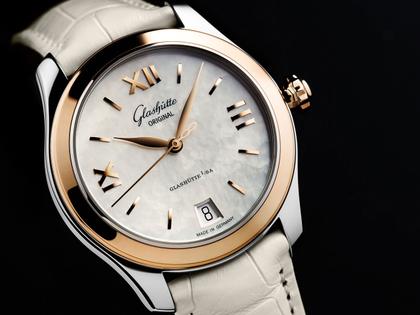 Glashütte Original Lady Serenade Automatik Edelstahl 36mm Perlmutt-Zifferblatt beiges Lederband – Damenuhren Uhr mit Datum aus 750 Rotgold und Edelstahl. Das Gehäuse ist rund und silber-roségold. Das Lederarmband Kroko / Alligator ist weiß. Das Zifferblatt ist römisch Index und weiß. – Ansicht 3
