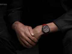 TAG Heuer Formula 1 Chronograph Automatik Titan 44mm Schwarz-DLC schwarzes Zifferblatt rotes Kautschukband – Herrenuhren Chronograph aus Aluminium, DLC beschichtet, Kautschuk und Titan. Das Gehäuse ist rund und schwarz. Das Kautschuk / Kunststoff / Silikon Armband ist rot. Das Zifferblatt ist ein Index in schwarz. – Ansicht 5