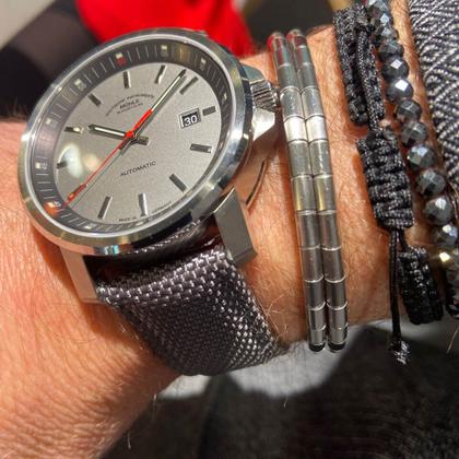 Mühle Glashütte 29er Big Silbergrau Automatik Edelstahl 42,4mm graues Zifferblatt graues Canvasband – Herrenuhren Uhr mit Datum aus Edelstahl und Leder. Das Gehäuse ist rund und silber. Das Textilarmband ist grau. Das Zifferblatt ist ein Index in silber. – Ansicht 6