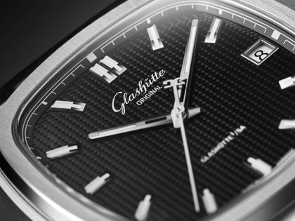 Glashütte Original Seventies Vintage Kollektion Vinyl Record Limited Edition Automatik Edelstahl 39x39mm schwarzes Zifferblatt Metallband und schwarzes Kautschukband – Herrenuhren Uhr mit Datum aus 750 Weißgold, Edelstahl und Kautschuk. Das Gehäuse ist quadratisch und silber. Das Edelstahlarmband ist silber. Das Zifferblatt ist ein Index in schwarz. – Ansicht 5