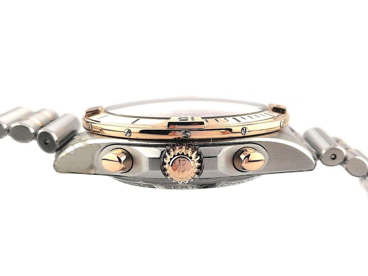 Breitling Chronomat B01 Automatik Edelstahl 42mm graues Zifferblatt Metallband UB0134101B1U1 Full Set Occasion Refurbished – Herrenuhren Chronograph aus 750 Rotgold und Edelstahl. Das Gehäuse ist rund und silber-rotgold. Das Edelstahlarmband mit Gold ist silber-rotgold. Das Zifferblatt ist ein Index in grau. – Ansicht 3