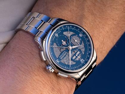Union Glashütte Belisar Chronograph Mondphase Automatik Edelstahl 42mm blaues Zifferblatt Metallband – Herrenuhren Chronograph aus Edelstahl. Das Gehäuse ist rund und silber. Das Edelstahlarmband ist silber. Das Zifferblatt ist arabisch Index und blau. – Ansicht 11
