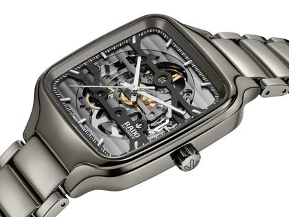 Rado True Square Automatik Skeleton Keramik grau 38mm Keramikband grau – Herrenuhren Uhr ohne Datum aus Keramik und Titan. Das Gehäuse ist quadratisch und grau. Das Keramikarmband ist grau. Das Zifferblatt ist skelettiert und grau. – Ansicht 2