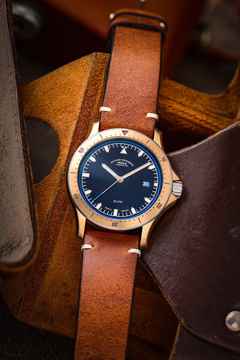 Mühle Glashütte Promare Go Bronze Datum Automatik 42mm blaues Zifferblatt braunes Lederband – Herrenuhren Uhr mit Datum aus Bronze und Edelstahl. Das Gehäuse ist rund und roségold. Das Lederarmband ist braun. Das Zifferblatt ist ein Index in blau. – Ansicht 4