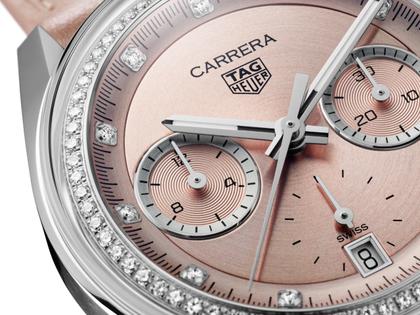 TAG Heuer Carrera Chronograph Automatik Edelstahl 39mm rosa Zifferblatt mit Diamanten rosa Lederband – Damenuhren Chronograph aus Edelstahl. Das Gehäuse ist rund und silber. Das Lederarmband Kroko / Alligator ist rosa. Das Zifferblatt ist ein Index in rosa. – Ansicht 4