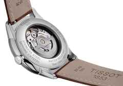 Tissot Chemin des Tourelles Powermatic 80 Automatik Edelstahl 42mm blaues Zifferblatt braunes Lederband – Herrenuhren Uhr mit Datum aus Edelstahl und Leder. Das Gehäuse ist rund und silber. Das Lederarmband ist braun. Das Zifferblatt ist ein Index in blau. – Ansicht 4
