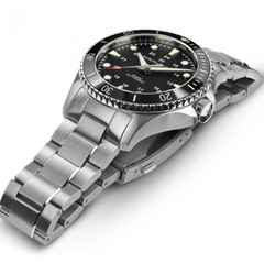 Hamilton Khaki Navy Scuba Automatic Edelstahl 43mm schwarzes Zifferblatt Metallband – Herrenuhren Uhr ohne Datum aus Edelstahl. Das Gehäuse ist rund und silber. Das Edelstahlarmband ist silber. Das Zifferblatt ist ein Index in schwarz. – Ansicht 2