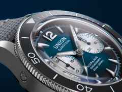 Union Glashütte Noramis Chronograph Sport Automatik Edelstahl 43mm grünes Zifferblatt graues Textilband – Herrenuhren Chronograph aus Edelstahl und Keramik. Das Gehäuse ist rund und silber. Das Textilarmband ist grau. Das Zifferblatt ist arabisch Index und türkis. – Ansicht 3