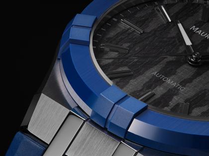 Maurice Lacroix AIKON-IC Automatik Edelstahl 43mm Carbon-Zifferblatt blaues Kautschukband – Herrenuhren Uhr mit Datum aus Carbon, Edelstahl, Kautschuk, Keramik und Leder. Das Gehäuse ist rund und silber. Das Kautschuk / Kunststoff / Silikon Armband ist blau. Das Zifferblatt ist ein Index in schwarz. – Ansicht 3