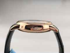 Glashütte Original Senator Mondphase Skelettierte Edition Handaufzug Rotgold 42mm skelettiertes Zifferblatt schwarzes Lederband Limited Edition 1-49-13-15-15-04 Full Set, Service 2025 mit Garantie, Occasion – Herrenuhren Uhr ohne Datum aus 750 Rotgold. Das Gehäuse ist rund und rotgold. Das Lederarmband Kroko / Alligator ist schwarz. Das Zifferblatt ist römisch Index und silber. – Ansicht 4