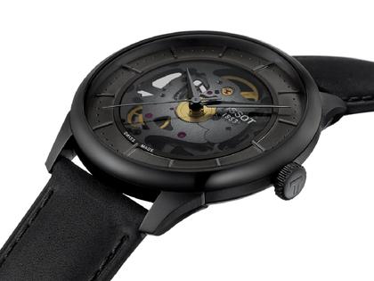 Tissot Chemin des Tourelles Squelette Powermatic 80 Automatik Edelstahl PVD-Schwarz 39mm skelettiertes Zifferblatt schwarzes Lederband – Herrenuhren Uhr ohne Datum aus Edelstahl und PVD beschichtet. Das Gehäuse ist rund und schwarz. Das Lederarmband ist schwarz. Das Zifferblatt ist ein Index in schwarz. – Ansicht 2
