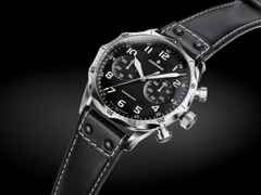 Junghans Meister Pilot Chronoscope Automatik Edelstahl 43mm schwarzes Zifferblatt schwarzes Lederband – Herrenuhren Chronograph aus Edelstahl. Das Gehäuse ist rund und silber. Das Lederarmband ist schwarz. Das Zifferblatt ist arabisch Index und schwarz. – Ansicht 4