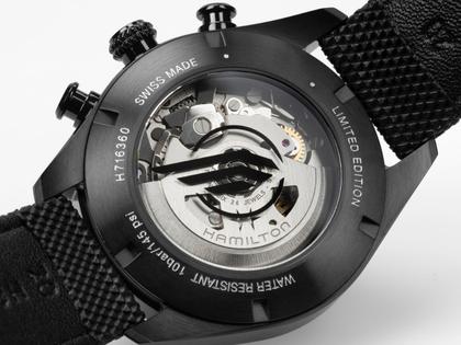 Hamilton Khaki Field Auto Chrono Resident Evil Requiem Limited Edition Automatik Edelstahl PVD-Schwarz 42mm schwarzes Zifferblatt Kautschukband – Herrenuhren Chronograph aus Edelstahl und PVD beschichtet. Das Gehäuse ist rund und schwarz. Das Kautschuk / Kunststoff / Silikon Armband ist schwarz. Das Zifferblatt ist arabisch Index und schwarz. – Ansicht 3