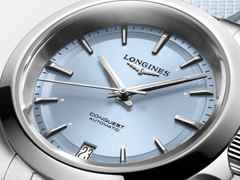 Longines Conquest Automatik Edelstahl 34mm blaues Zifferblatt blaues Kautschukband – Damenuhren Uhr mit Datum aus Edelstahl. Das Gehäuse ist rund und silber. Das Kautschuk / Kunststoff / Silikon Armband ist blau. Das Zifferblatt ist ein Index in blau. – Ansicht 3