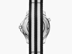 Omega Seamaster Diver 300M Automatik Edelstahl 42mm schwarzes Zifferblatt zweifarbiges Textilband – Herrenuhren Uhr ohne Datum aus Aluminium und Edelstahl. Das Gehäuse ist rund und silber. Das Textilarmband ist schwarz. Das Zifferblatt ist ein Index in schwarz. – Ansicht 2