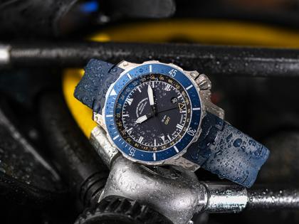 Mühle Glashütte Seebataillon GMT Automatik Titan 45mm blaues Zifferblatt blaues Kautschukband – Herrenuhren Uhr mit Datum aus Kautschuk und Titan. Das Gehäuse ist rund und silber. Das Kautschuk / Kunststoff / Silikon Armband ist blau. Das Zifferblatt ist ein Index in blau. – Ansicht 3