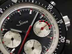 Sinn Spezialuhren 103 St Ty Hd Limited Edition Chronograph Handaufzug Edelstahl 41mm schwarzes Zifferblatt grünes Lederband – Herrenuhren Chronograph aus Edelstahl und Leder. Das Gehäuse ist rund und silber. Das Lederarmband ist grün. Das Zifferblatt ist arabisch Index und schwarz. – Ansicht 6