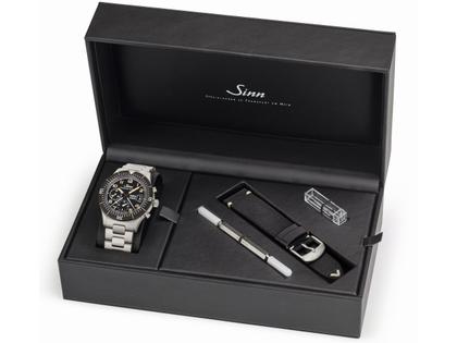 Sinn Spezialuhren 156.1 Fliegerchronograph Automatik Edelstahl 43mm schwarzes Zifferblatt schwarzes Lederband limitiert – Herrenuhren Chronograph aus Edelstahl. Das Gehäuse ist rund und silber. Das Lederarmband ist schwarz. Das Zifferblatt ist arabisch und schwarz. – Ansicht 5