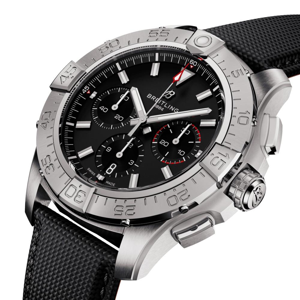 Breitling Avenger B01 Chronograph 44 Automatik Edelstahl schwarzes Zifferblatt schwarzes Lederband – Herrenuhren Chronograph aus Edelstahl und Leder. Das Gehäuse ist rund und silber. Das Lederarmband ist schwarz. Das Zifferblatt ist ein Index in schwarz. – Ansicht 2