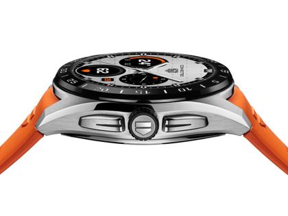 TAG Heuer Connected Calibre E5 Smartwatch Edelstahl 45mm digitales Zifferblatt orangefarbenes Kautschukband – Herrenuhren Uhr Multifunktion aus Edelstahl und Keramik. Das Gehäuse ist rund und silber. Das Kautschuk / Kunststoff / Silikon Armband ist orange. Der Zifferblatt ist digital. – Ansicht 3