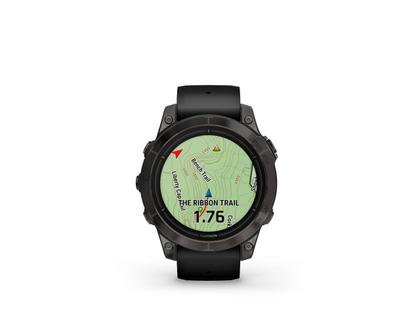 Garmin epix Pro Sapphire Titan carbongrau beschichtet 47 mm Kautschukband schwarz – Herrenuhren Uhr Multifunktion aus DLC beschichtet, Kautschuk und Titan. Das Gehäuse ist rund und schwarz. Das Kautschuk / Kunststoff / Silikon Armband ist schwarz. Das Zifferblatt ist digital und schwarz. – Ansicht 3