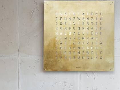 Qlocktwo Earth 90 Creator's Edition Silver & Gold mit weiß lackiertem Holz – Großuhren Wanduhr aus Edelstahl. Das Gehäuse ist quadratisch. Das Zifferblatt ist digital und gelbgold. – Ansicht 3