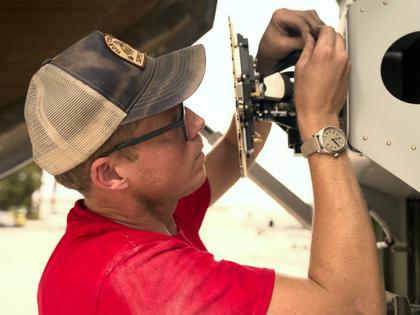 Oris ProPilot Date Automatik Edelstahl 41mm schwarzes Zifferblatt Metallband – Herrenuhren Uhr mit Datum aus Edelstahl. Das Gehäuse ist rund und silber. Das Edelstahlarmband ist silber. Das Zifferblatt ist arabisch und schwarz. – Ansicht 14