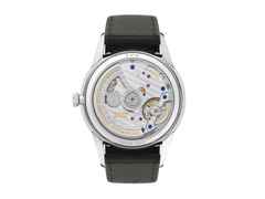 Nomos Glashütte Orion neomatik 41 Datum New Black Automatik Edelstahl schwarzes Zifferblatt schwarzes Lederband Glasboden – Herrenuhren Uhr mit Datum aus Edelstahl, Leder und rhodiniert. Das Gehäuse ist rund und silber. Das Lederarmband ist schwarz. Das Zifferblatt ist ein Index in schwarz. – Ansicht 2