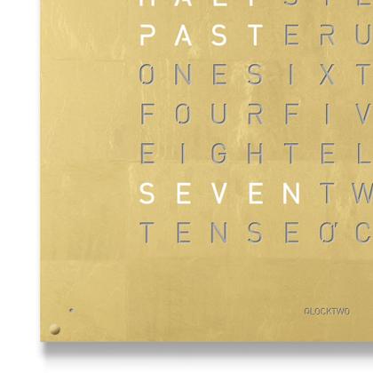 Qlocktwo Earth 90 Creator's Edition Gold mit weiß lackiertem Holz – Großuhren Wanduhr aus Edelstahl. Das Gehäuse ist quadratisch. Das Zifferblatt ist digital und gelbgold. – Ansicht 2
