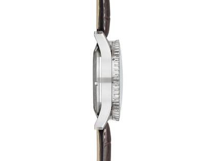 Sinn Spezialuhren 903 St II BE Navigationschronograph Automatik Edelstahl 41mm blaues Zifferblatt braunes Lederband – Herrenuhren Chronograph aus Edelstahl und Leder. Das Gehäuse ist rund und silber. Das Lederarmband ist braun. Das Zifferblatt ist arabisch Index und blau. – Ansicht 4