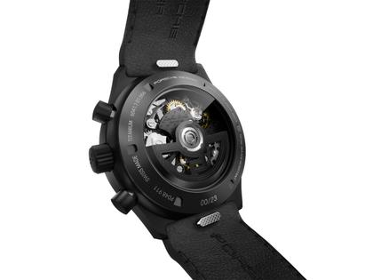 Porsche Design Chronograph 1 - Ennstal Classic 2023 Limited Edition – Herrenuhren Chronograph aus Titan und Titancarbid beschichtet. Das Gehäuse ist rund und schwarz. Das Lederarmband ist schwarz. Das Zifferblatt ist ein Index in schwarz. – Ansicht 3