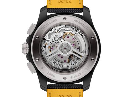 Breitling Avenger B01 Chronograph 44 Night Mission Automatik Keramik gelbes Zifferblatt schwarzes Lederband – Herrenuhren Chronograph aus Keramik, Leder und Titan. Das Gehäuse ist rund und schwarz. Das Lederarmband ist schwarz. Das Zifferblatt ist ein Index in gelb. – Ansicht 4