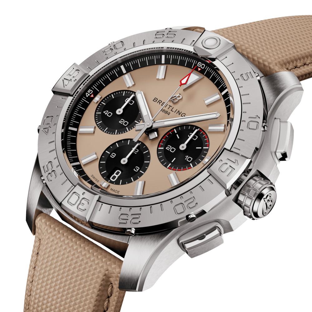 Breitling Avenger B01 Chronograph 44 Automatik Edelstahl sandfarbenes Zifferblatt sandfarbenes Lederband – Herrenuhren Chronograph aus Edelstahl und Leder. Das Gehäuse ist rund und silber. Das Lederarmband ist beige. Das Zifferblatt ist ein Index in beige. – Ansicht 2