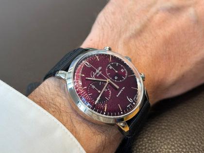 Glashütte Original Sixties Chronograph Jahresedition 2026 Automatik Edelstahl 42mm violettes Zifferblatt schwarzes Textilband – Herrenuhren Chronograph aus Edelstahl. Das Gehäuse ist rund und silber. Das Textilarmband ist schwarz. Das Zifferblatt ist arabisch Index und lila. – Ansicht 11