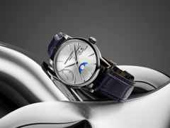 Frederique Constant Manufacture Classic Power Reserve Big Date Automatik Edelstahl 40mm weißes Zifferblatt blaues Lederband – Herrenuhren Uhr mit Datum aus Edelstahl und Leder. Das Gehäuse ist rund und silber. Das Lederarmband Kroko / Alligator ist blau. Das Zifferblatt ist ein Index in weiß. – Ansicht 4