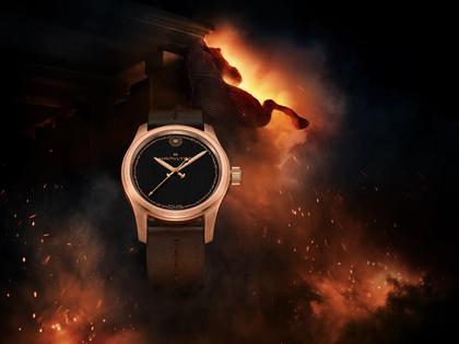 Hamilton Khaki Field The Odyssey Limited Edition Automatik Bronze 42mm schwarzes Zifferblatt braunes Lederband – Herrenuhren Uhr ohne Datum aus Bronze, Leder und Titan. Das Gehäuse ist rund und bronze. Das Lederarmband ist braun. Das Zifferblatt ist ohne Zeichen und schwarz. – Ansicht 8