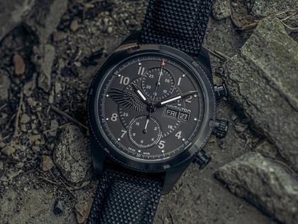 Hamilton Khaki Field Auto Chrono Resident Evil Requiem Limited Edition Automatik Edelstahl PVD-Schwarz 42mm schwarzes Zifferblatt Kautschukband – Herrenuhren Chronograph aus Edelstahl und PVD beschichtet. Das Gehäuse ist rund und schwarz. Das Kautschuk / Kunststoff / Silikon Armband ist schwarz. Das Zifferblatt ist arabisch Index und schwarz. – Ansicht 5